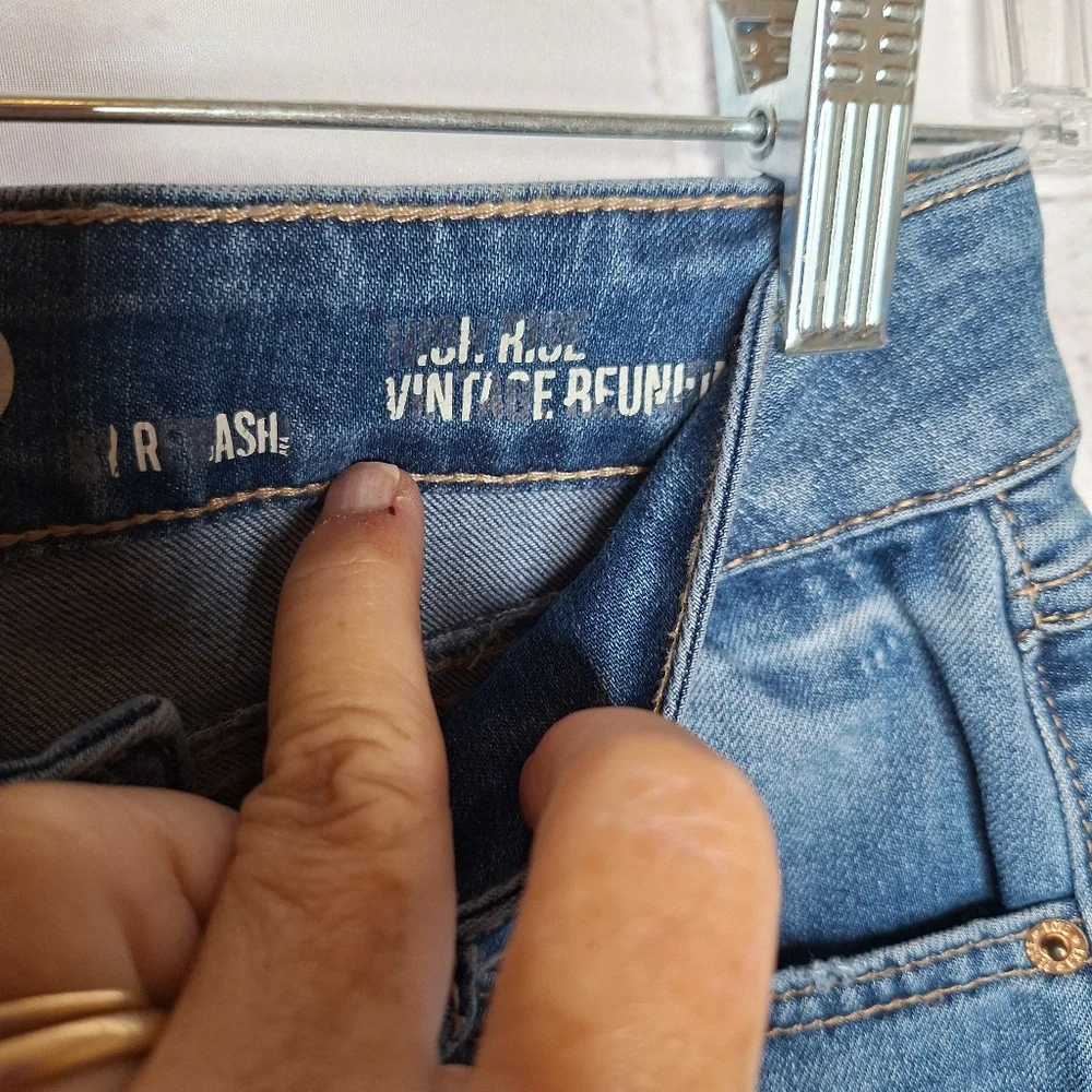 Rewash High Rise Vintage Reunion Distressed Ankle Fray Raw Hem Bleached Sz 26 - Picture 3 of 9